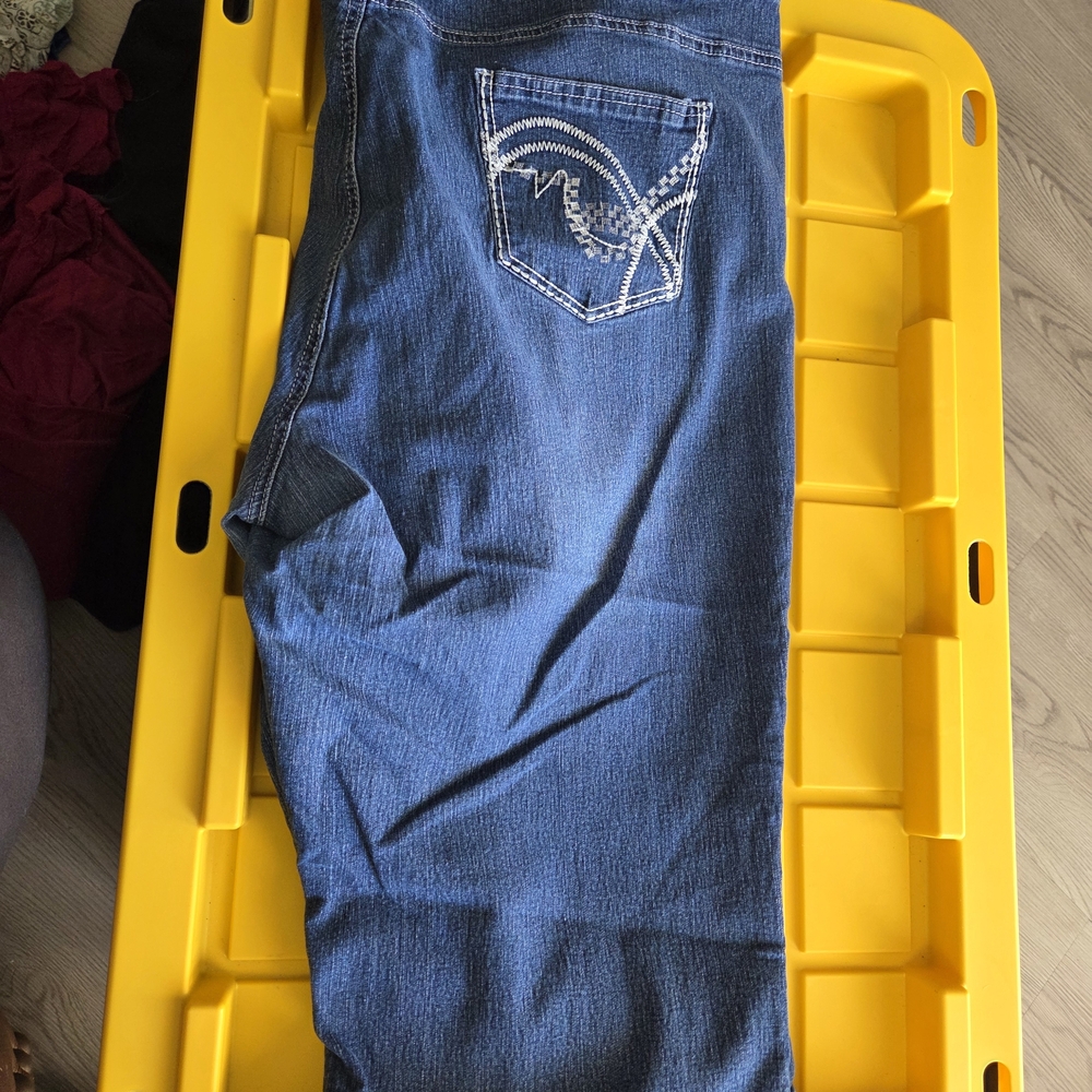Chic Blue Denim Capris with Embroidered Pocket
